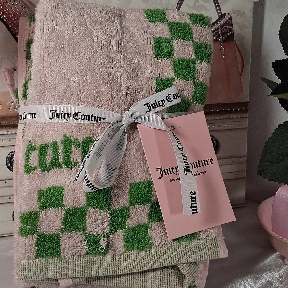 JUICY COUTURE Two Pack Green Hands Towels NWT 2065